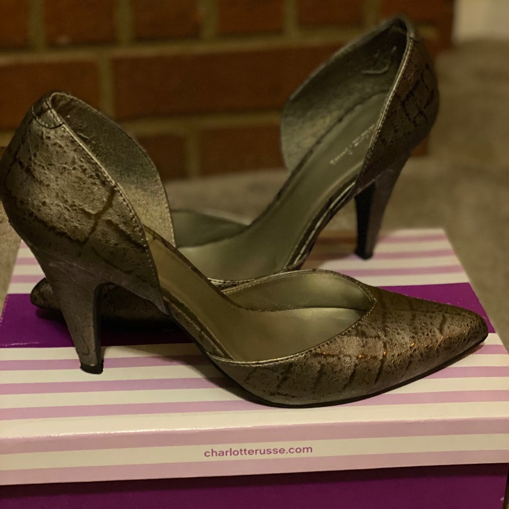 Cute Gray heels/pumps